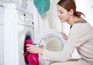 Bỏ thêm quần áo khi máy giặt cửa trước đang hoạt động có được không?