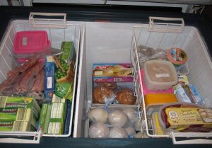 Bỏ hết thực phẩm và giá đỡ bên trong tủ đông ra ngoài.