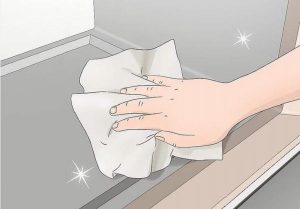 dùng khăn sạch mềm để lau chùi các mặt trong của tủ đông