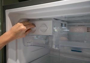 Lỗi tủ lạnh Hitachi không rơi đá