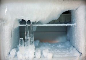 Dùng tủ lạnh đóng tuyết có tốn điện không