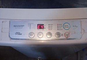 Máy giặt Sharp báo lỗi E4 là lỗi gì?