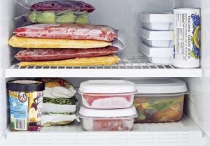 Trữ quá nhiều thực phẩm hoặc khay đá trong tủ