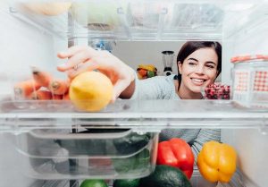 Lấy bớt thức ăn trong tủ lạnh ra ngoài
