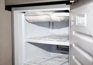 Ngăn đá tủ lạnh bị đóng tuyết