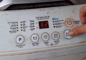Lỗi E2 máy giặt Electrolux là lỗi gì