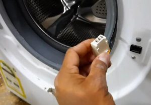 Tắt máy giặt và nguồn điện