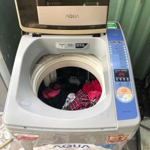 Kiểm tra quần áo trong lồng giặt